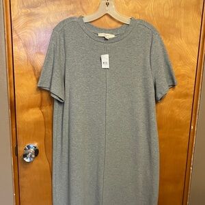 LOFT Heather Gray Knit Dress. Size Medium. Perfect dress to throw on and go.
NWT